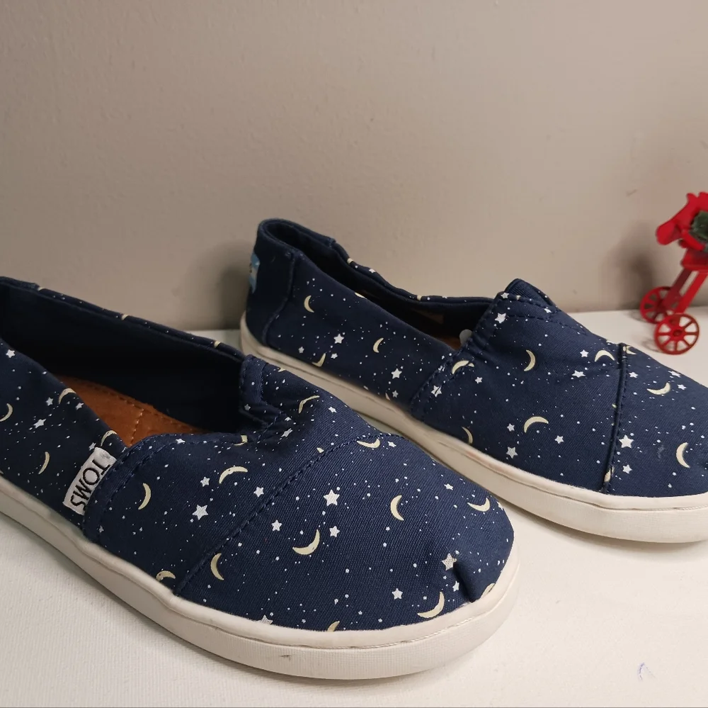 Women's shoes Toms Navy Moons and stars glow in the dark classic shoe, size 8, c - Picture 2 of 6